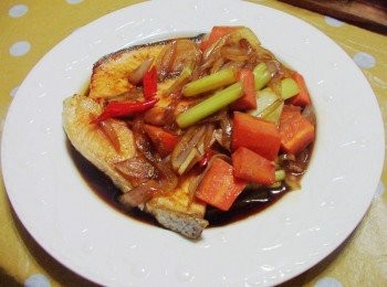 step5: 8.將完成醬汁淋於鮭魚上就完成囉~