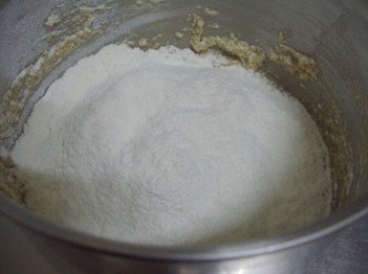 step4: 接著再加入過篩低筋麵粉ˊ以切拌方式拌勻麵糊即可