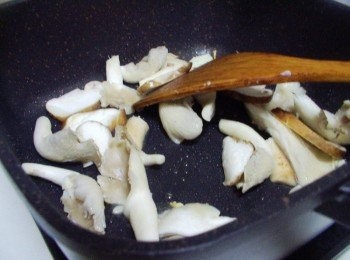 step3: 然後加入秀珍菇和新鮮香菇略為拌炒