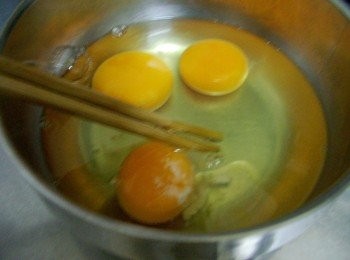 step2: 步驟2蛋打散加入所有<span class="group_2">調味</span>拌勻