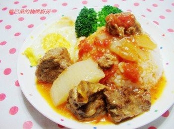 step7: 如果是當配菜就直接盛用ˊ因為今天想吃燴飯ˊ所以再用玉米粉水略為勾芡ˊ 準備盤子盛上白飯ˊ煎個蛋ˊ燙個青菜ˊ 再淋上茄汁牛腩ˊ我的美味午餐上桌囉~~ 喜歡的動動手燉上一鍋ˊ保證吃的大大滿足呦~