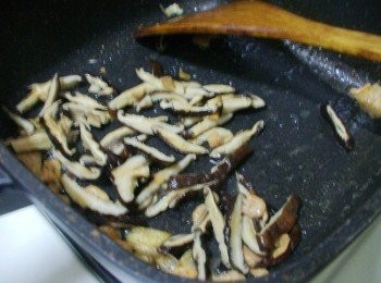 step3: 接著再加入香菇絲炒出香氣