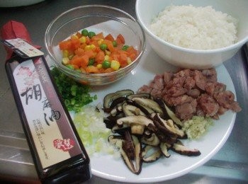 step1: 先準備好所需<span class="group_1">材料</span>ˊ米以平時清洗方式處理好ˊ薑蔥切細末ˊ 香菇泡軟切絲ˊ臘腸切小丁備用