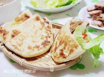 step9: 口袋餅可以隨做隨用ˊ也可完成後放冰箱冷藏低溫發酵ˊ 用烙用烤箱烤都可以ˊ依方便自己決定ˊ 這樣的麵團配方ˊ除了口袋餅ˊ拿來烤披薩也相當適合喔。 除了歐巴桑今天分享的搭配外ˊ嫌麻煩ˊ 起士ˊ火腿ˊ培根....各式各樣蔬菜都能自己變化。 有時我就直接拿烙好麵皮吃ˊ也非常Q香。