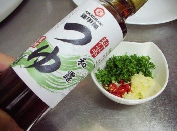 step4: 將搭配<span class="group_1">材料</span>放於適當容器ˊ加入所有<span class="group_2">調味</span>