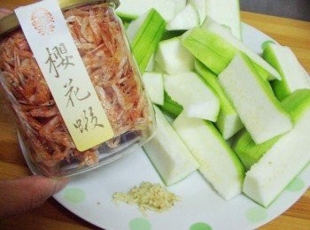 step1: 先準備好所需<span class="group_1">材料</span>ˊ絲瓜去皮後分成等長4小段ˊ 再切成適當大小ˊ薑切細末備用