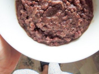 step5: 将煮好的顺滑红豆泥倒入大碗里冷却。红豆陷的部分我们已经完成了