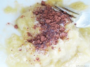 step3: 加入2茶匙的無糖可可粉，然後混合均勻。