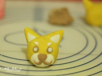 step9: 【組合】〈黃色糯米糰〉拿來製作柴犬的臉、耳朵、花蕊。 〈咖啡色糯米糰〉則拿來製作柴犬的眼睛、鼻子、嘴巴。