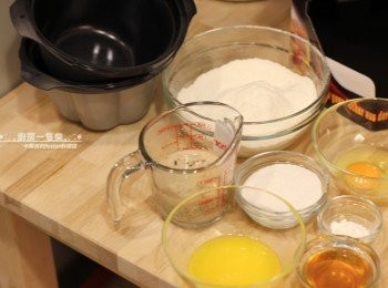 step1: 鮮奶+紅茶葉放入小鍋中，以小火煮成濃奶茶(變成咖啡色，釋出茶香)後關火，待涼。