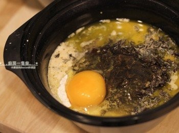 step4: 將所有材料以「先放粉類，後倒液體」的順序加入Kaiser搖搖樂烤模中。