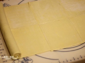 step8: 先從較短的一方將其中一張酥皮小心捲起，再疊於另一張酥皮上，續捲，完成後以保鮮膜包起，放冷凍冰約10~20分鐘。