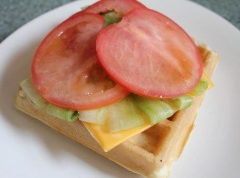 step4: 一片鬆餅舖底, 在擺上蔬菜/起司/肉片後, 淋上少許的沙拉醬即完成