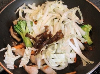 step2: 用少許油爆香蝦米後, 下配料