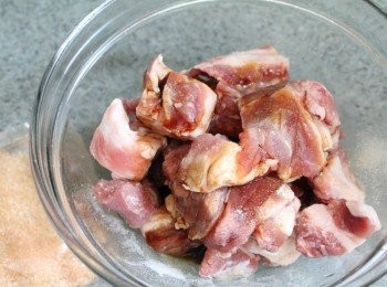 step1: 將排骨用少許醬油跟<span class="group_2">醃料</span>粉(大部分的市售蒸肉粉都會附上肉類<span class="group_2">醃料</span>粉, 如果沒有的話, 也可以自己用少許雞粉, 白胡椒, 五香粉代替)醃15分鐘