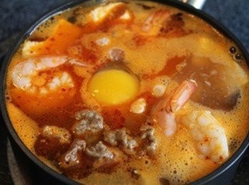 step5: 最後放鮮蝦與雞蛋, 煮至蝦子熟透即可關火. 起鍋可加蔥花或香菜提香 (** 海鮮的種類也可以選擇, 花枝, 干貝)