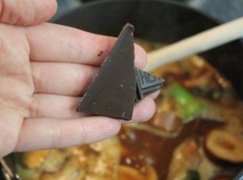 step4: 煮滾後, 加巧克力攪勻 即完成