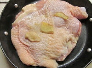 step1: 盤子鋪上薑,擺上雞腿肉,淋上一茶匙米酒,放電鍋用一杯水蒸