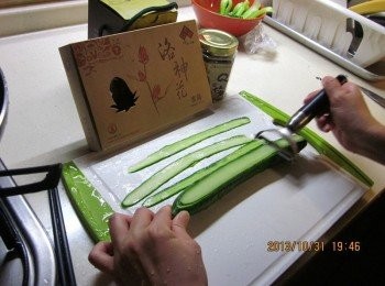 step1: 將小黃瓜刨片. 紫高麗菜切細絲擺盤