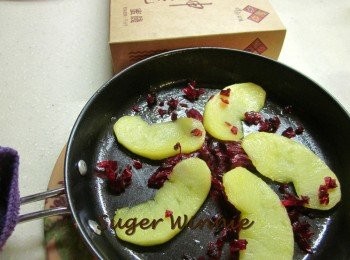 step3: 鍋中放奶油.蘋果.砂糖一同炒到香氣出來,再放進切碎的洛神花