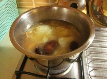 step5: 丸子撈起,放入大白菜及香菇.干貝煨湯放塩調味,約10分鐘即可享用