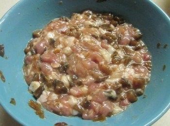 step4: 作法3.加入脆瓜醬汁.酒.胡椒粉.五香粉.蛋白拌勻