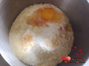 step1: <span class="group_2">麵包</span>材料全部放入盆中攪拌均勻,揉成糰