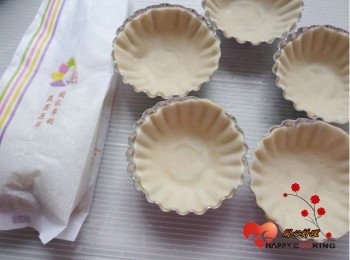 step2: 水餃皮壓入模型中,刺幾個洞,烤約2分鐘