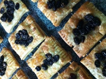 step7: 取出在酥餅面上掃上蜜糖待涼便可享用