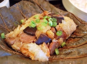 step18: 蒸粽子時陣陣香氣相當迷人，有種令人安心的古早味，柔軟入味的糯米伴著豐富的餡料，點綴鮮紅的甜辣醬刺激味蕾，更讓人欲罷不能。