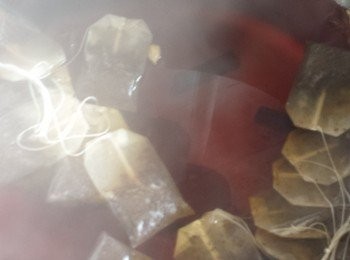 step3: 用大煲熱水(水要蓋過蛋)，放入所有<span class="group_2">湯料</span>做成湯汁。