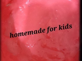 step2: 2. 把蛋黃、20g糖、菜油(隔水整溶)、草莓香油油放入大碗
3. 混合用打蛋器打至滑身