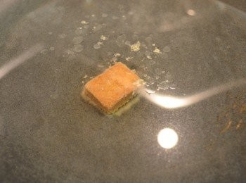 step5: 鍋中加入650ml 水和雞湯粒煮至湯粒溶化。