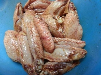 step1: <a href="https://bit.ly/3zHU5V3" target="_blank" data-keyword="雞中翼" class="guide-link"><strong>雞中翼</strong></a> <span style="display:inline-block;vertical-align:middle;margin-top:-3px;color:initial;border-radius:3px;padding:2px 3px;font-size:12px;line-height:14px;background:#87d300;color:#fff;">即買</span> 解凍洗淨後用調味料醃1小時以上.