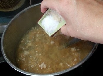 step7: 落鹽及胡椒粉調味,再落薑汁,試味