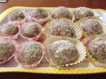 step7: 放入椰絲碟上滾動, 放入紙杯即成