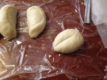 step6: 把麵團滾至長條, 然後切割8份, 滾圓壓平後包上蓮蓉和咸蛋黃, 收口向下, 然後按成壽桃型, 在尖尖位輕輕壓一刀