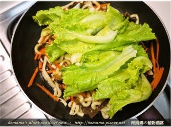 step5: 最後放入大陸妹與所有<span class="group_1">食材</span>一同翻炒，並適量添加鹽巴來提味。