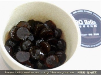 step2: 將黑木耳QQ圓(黑糖口味)自容器中倒出，直接對切成1/2圓的大小。