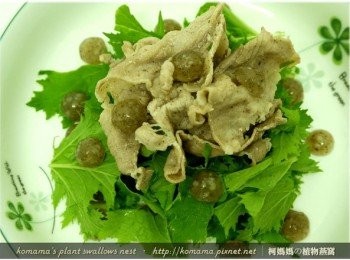 step7: 隨意將黑木耳QQ圓(起司)擺放在水菜與豬肉片的上面。