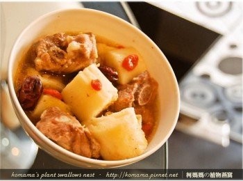 step7: 黑木耳山藥排骨湯，湯頭溫和潤口，香味恣意，好喝到直續碗！