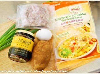 step1: 準備和風鰹魚黑菇醬、馬鈴薯、臘肉、雞蛋、乳酪絲與青蔥等<span class="group_1">食材</span>。