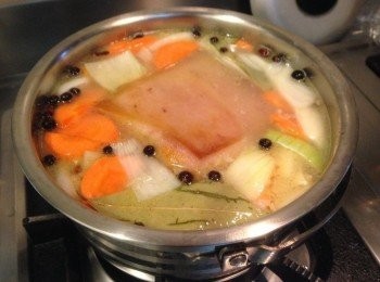 step5: 同鍋放入杜松子、月桂葉、丁香、白酒、紅蘿蔔、作法3及適量雞高湯煨煮，滾開後小火煮45分。