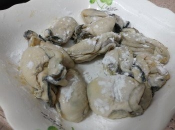 step5: 蠔肉沾上一層薄生粉