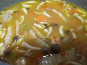 step8: 將洗淨的白米放入鍋中加入作法7.淋上味霖.在加入1.5杯水即可入鍋炊煮 (此時試一下味道濃淡.若不夠可適量添加鹽或雞粉)