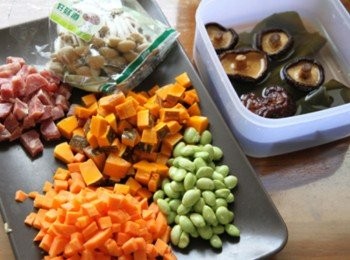 step1: 將昆布和乾香菇泡在400cc水中泡30分鐘。待乾香菇泡軟後切成絲，青豆用滾水燙熟，再將好菇道-鴻喜菇切除尾部後，用手掰成一小根一小根。