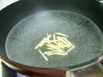 step2: 準備一鍋水ˊ放入薑絲一起煮滾