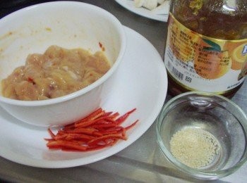 step1: 先準備好所需材料ˊ<a href="https://bit.ly/3EZL8dD" target="_blank" data-keyword="雞胸" class="guide-link"><strong>雞胸</strong></a> <span style="display:inline-block;vertical-align:middle;margin-top:-3px;color:initial;border-radius:3px;padding:2px 3px;font-size:12px;line-height:14px;background:#87d300;color:#fff;">即買</span> 肉切除白筋ˊ處理成條狀ˊ 用<span class="group_1">雞肉醃料</span>醃漬入味ˊ辣椒切絲備用