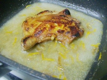 step6: 用原鍋小火加熱蜜柑醬ˊ然後將步驟4雞腿排再次回鍋ˊ 和所有醬汁相溶合即可