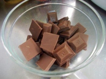 step3: 巧克力磚掰成小塊